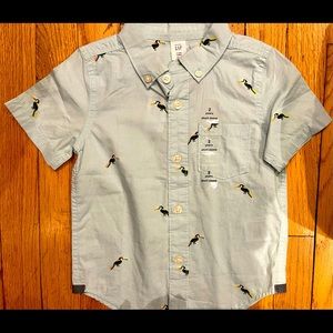 Gap button down short sleeve shirt. Never used